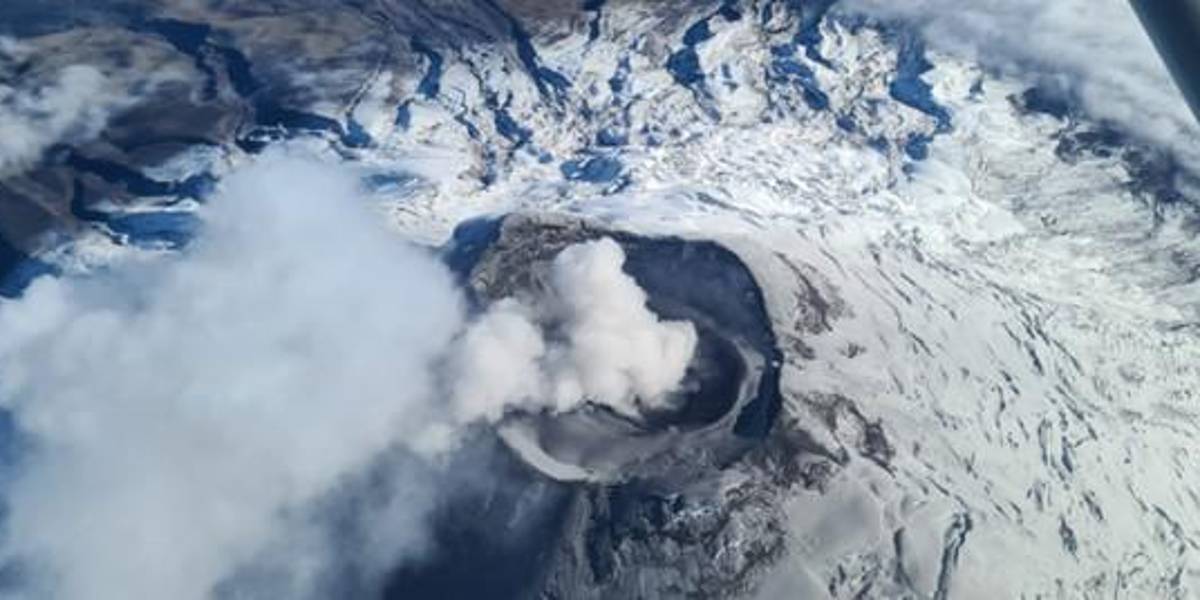 Volcán Cotopaxi emana columna de 500 metros de gases
