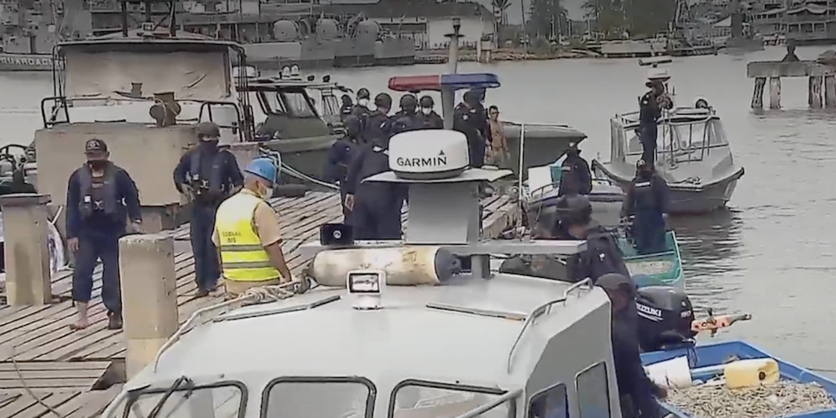 Delincuentes robaron 24 mil libras de camarón de una gabarra en el golfo de Guayaquil