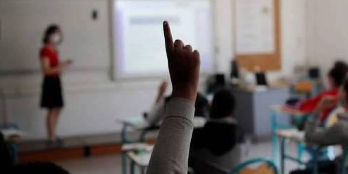 Planteles educativos de Guayaquil continuarán en clases virtuales por un mes
