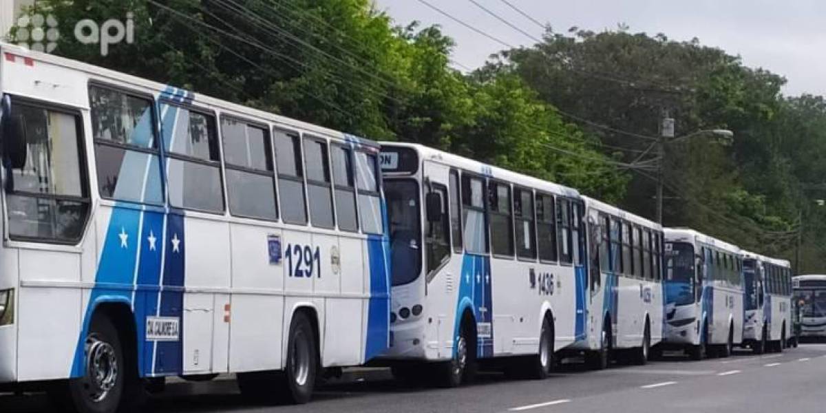 Guayaquil cumple un mes sin la mitad de sus buses