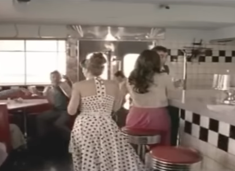 Fragmento del video oficial de Flores Amarillas.