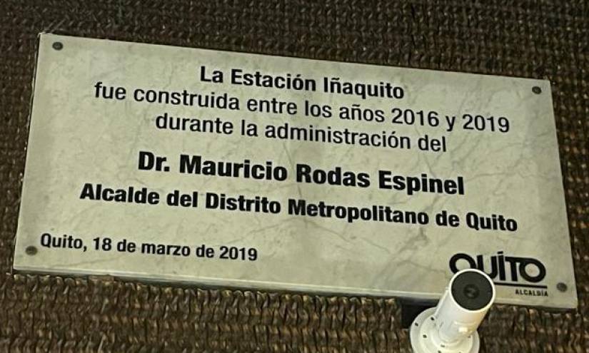 La placa colocada por Mauricio Rodas en la estación Iñaquito.