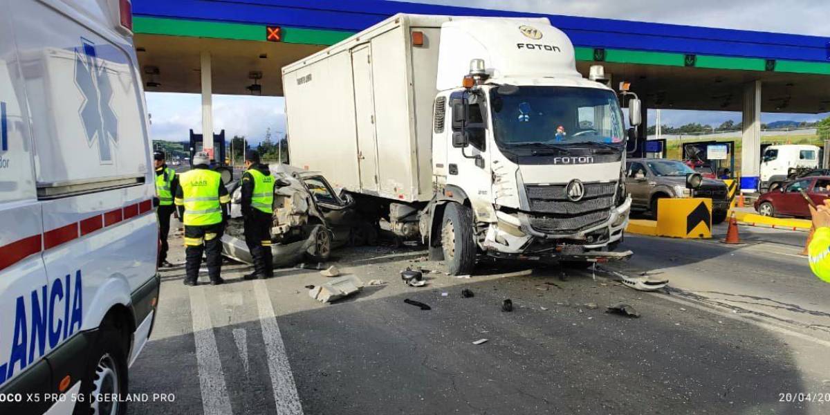 Un accidente de tránsito dejó tres heridos en el peaje de Machachi, en Mejía