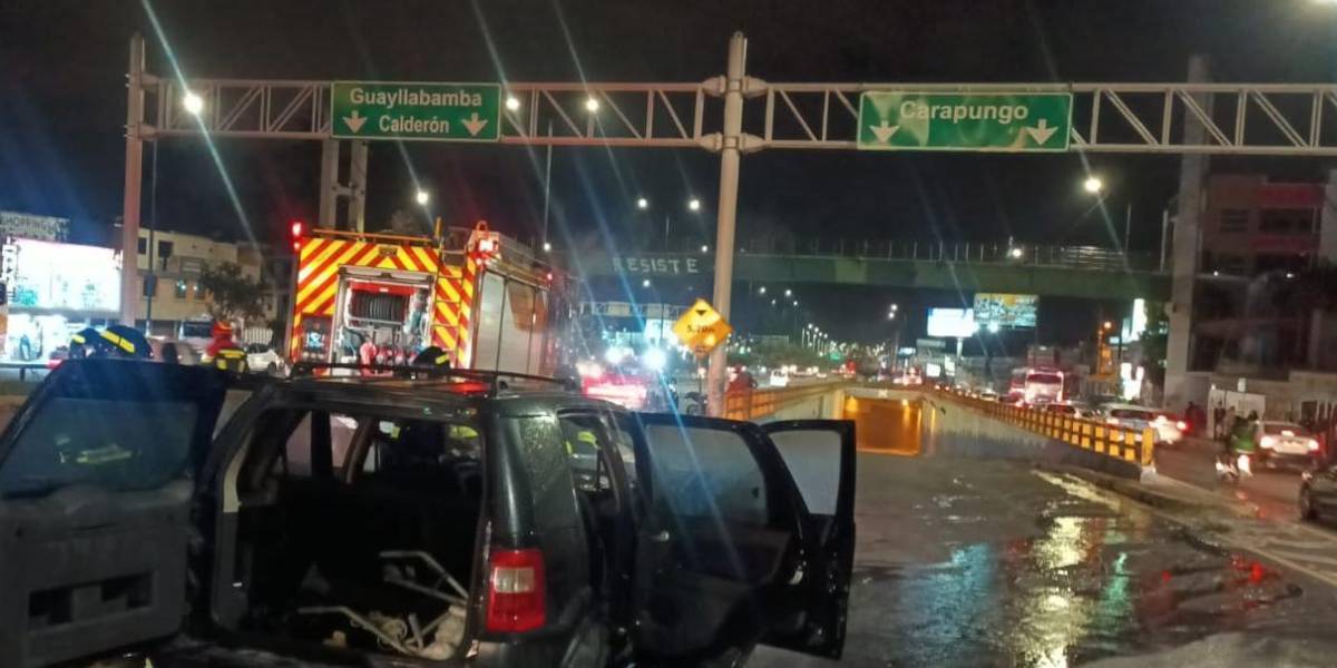Quito: un vehículo se incendió por una falla eléctrica en Carapungo, este 8 de enero