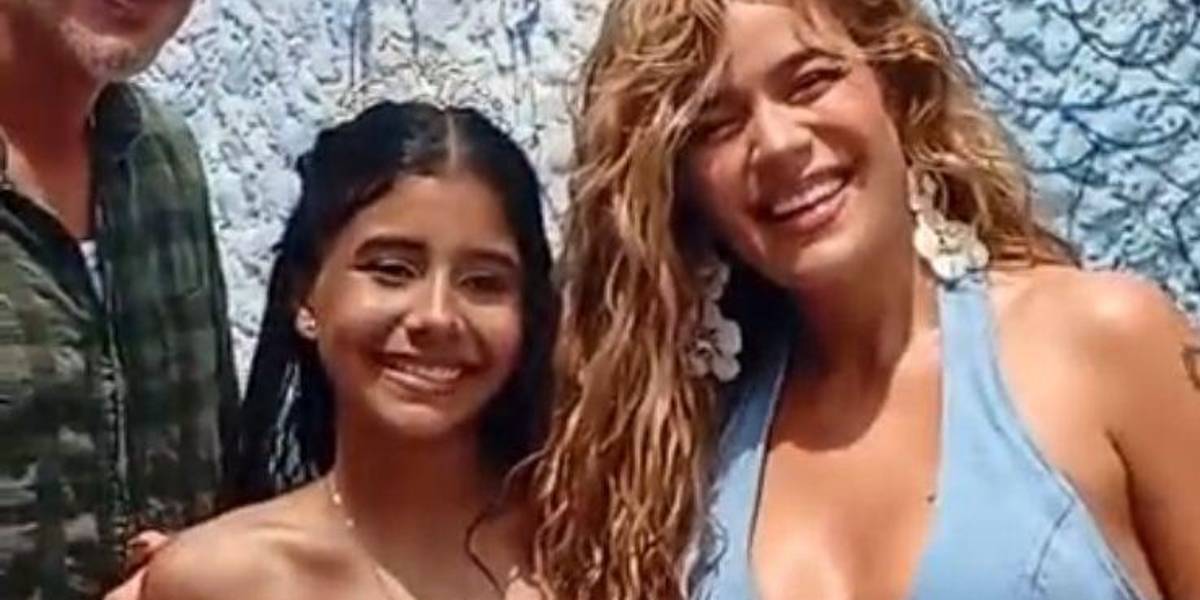 Karol G detiene entrevista para saludar a quinceañera en Colombia