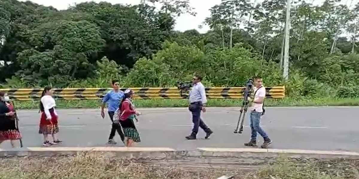 Manifestantes agreden con latigazos a equipo de Televistazo