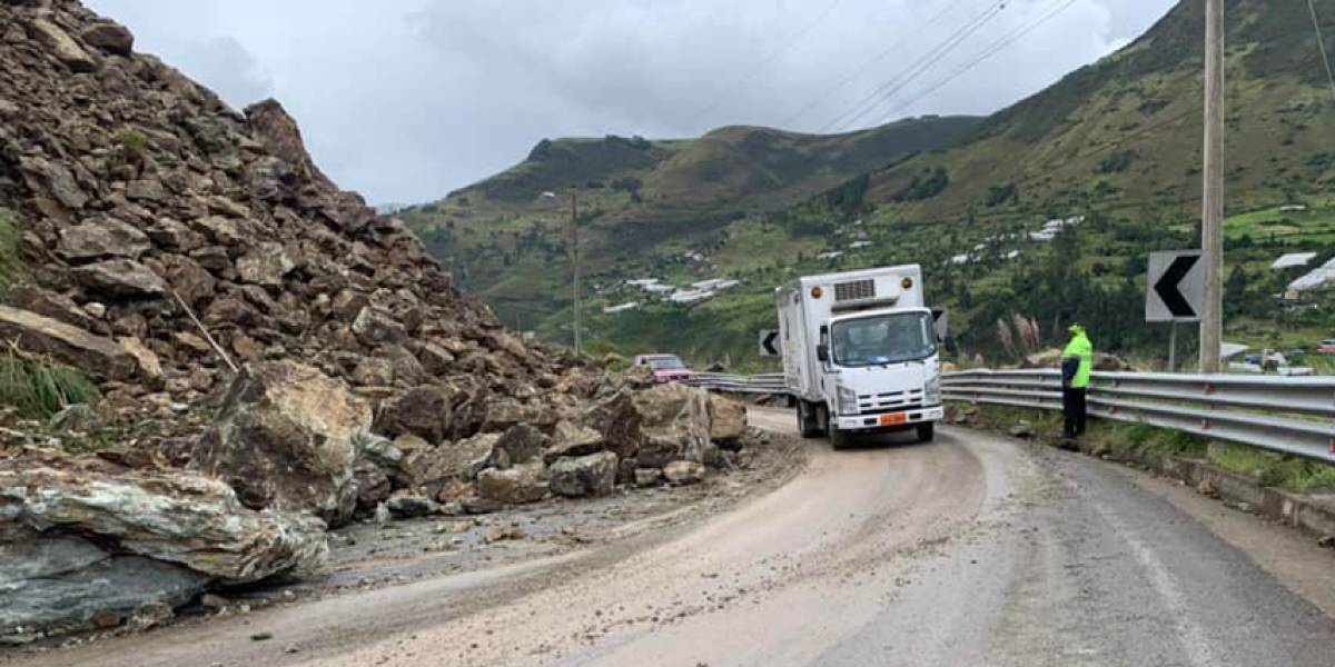 Derrumbe mantiene parcialmente cerrada la vía Paute-Guachapala, en Azuay