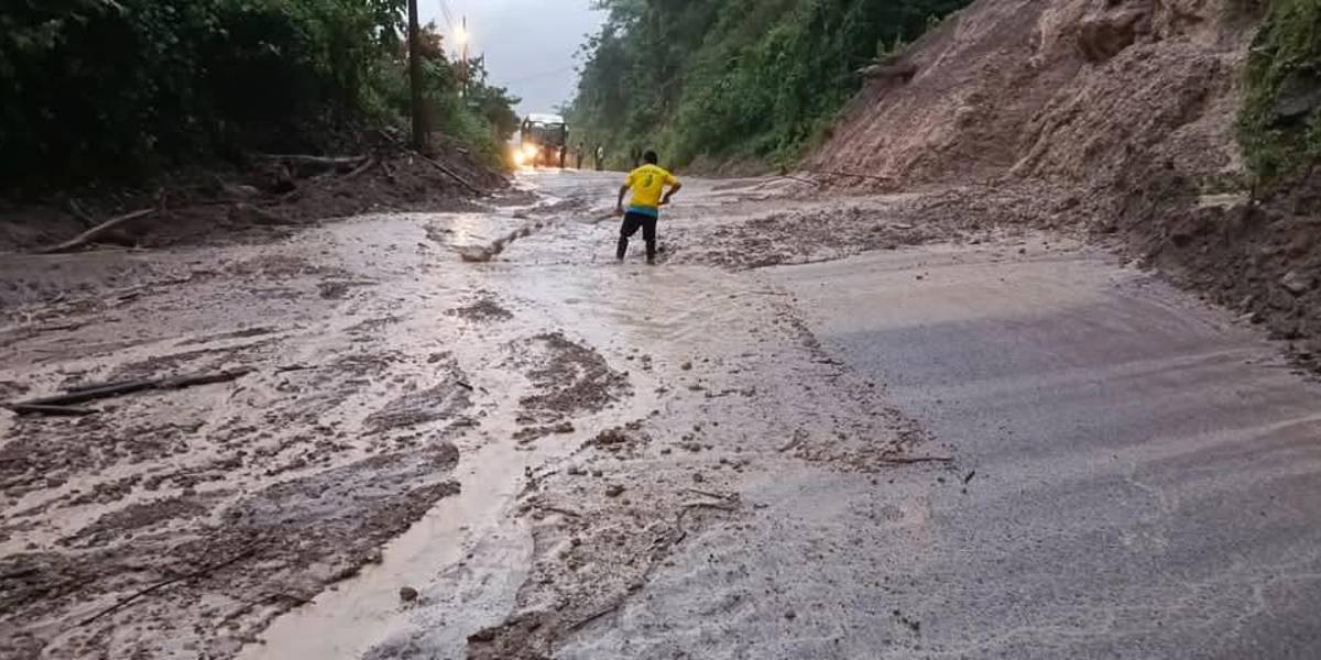 Un nuevo deslizamiento de tierra complica el tránsito en el km 120 de la vía Cuenca-Girón-Pasaje