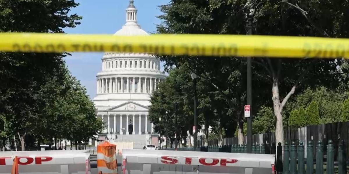 Un hombre se suicida tras chocar su auto contra valla del Capitolio de EEUU