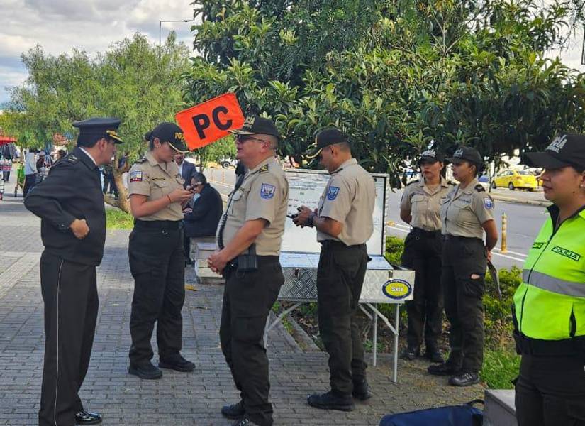 Efectivos policiales llegaron al sitio para atender la emergencia.
