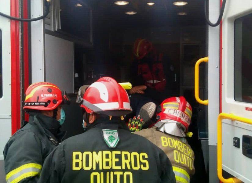 Personal del Cuerpo de Bomberos de Quito atendieron a los heridos tras el choque.
