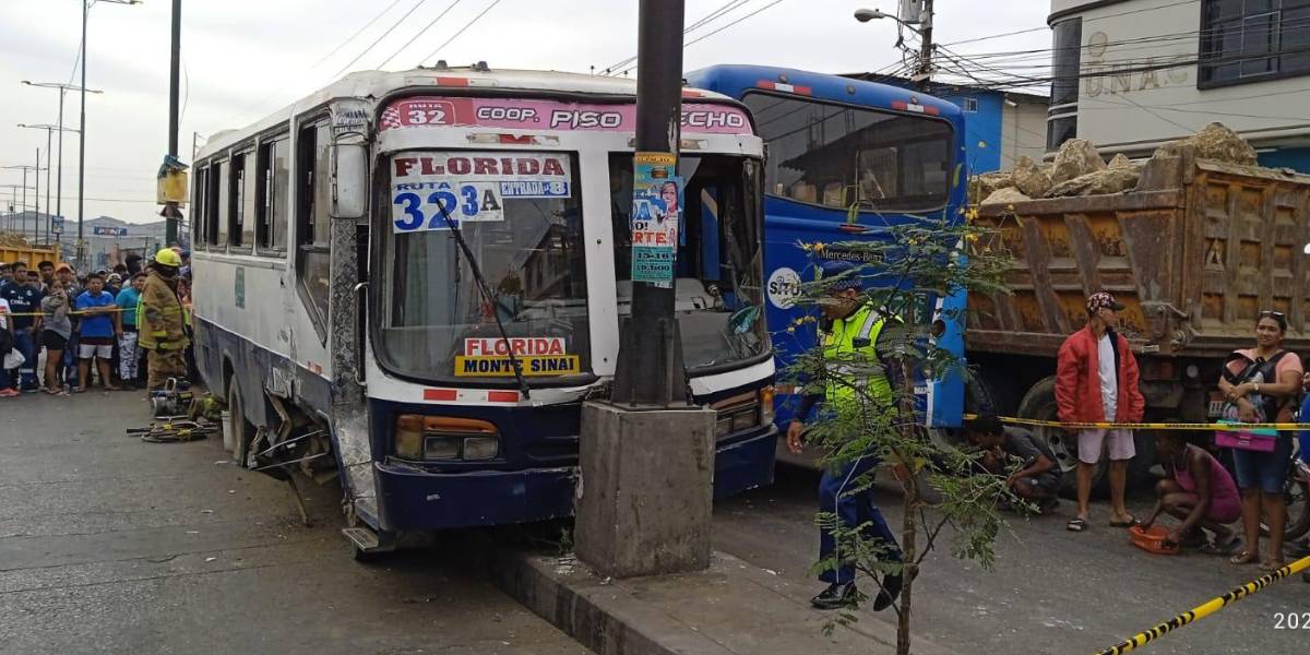 Una mujer murió tras ser arrollada y quedar atrapada en medio de dos buses en Guayaquil