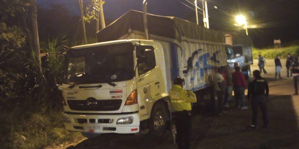 50 personas atacan a policías en operativo contra minería ilegal en Ibarra