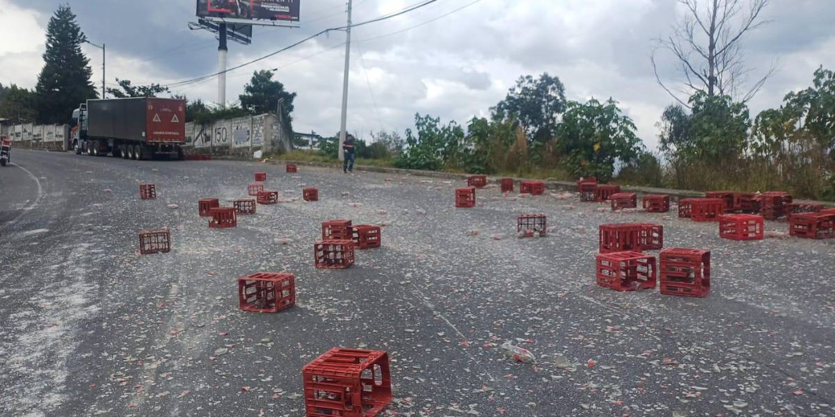 Cierre vial en la avenida Simón Bolívar por caída de botellas de gaseosa