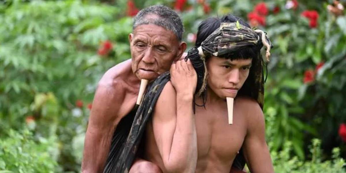 COVID: la historia detrás de la imagen del joven indígena que cargó a su padre durante 6 horas para que lo vacunen