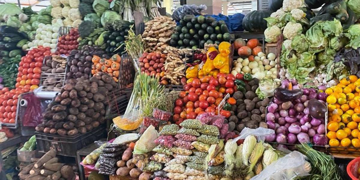 Mercados de Guayaquil vuelven a abastecerse de vegetales y huevos tras el paro