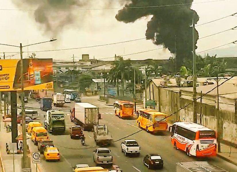 La densa columna de humo negro generó alarma entre los ciudadanos.
