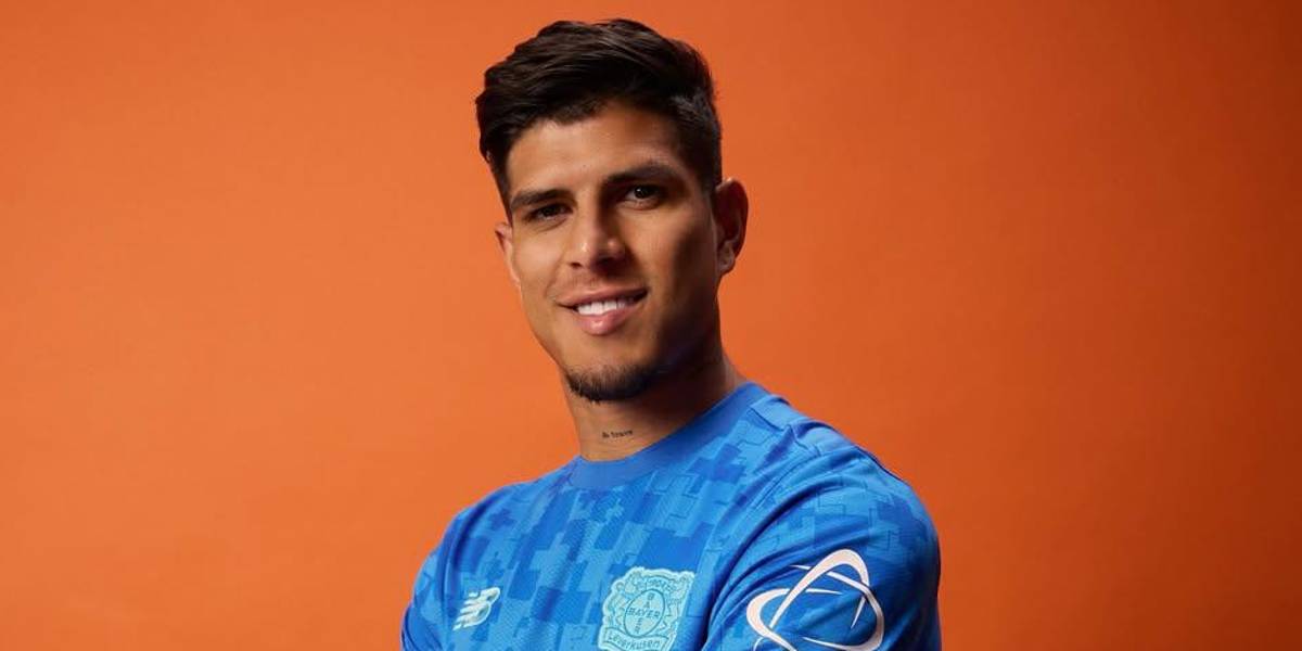 Piero Hincapié posó con la nueva camiseta del Bayer Leverkusen