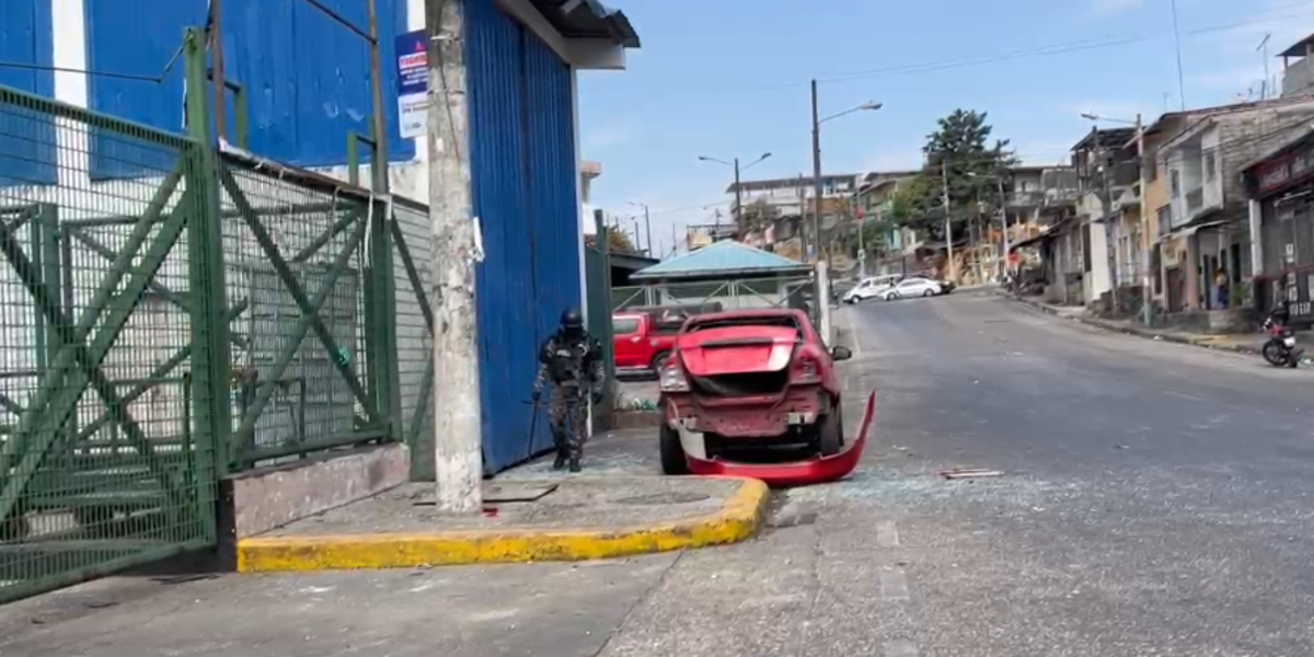 Daños en un carro y un edificio tras explosión afuera de un mercado de Guayaquil