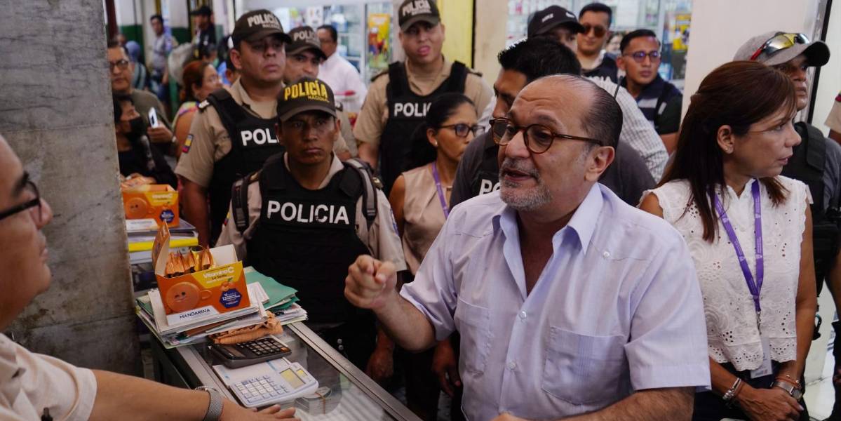 Humberto Plaza sale de la Gobernación del Guayas