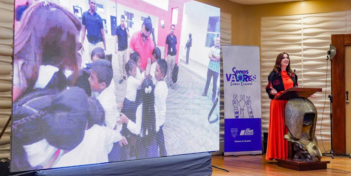 La Ministra de Educación descarta cambiar el Himno Nacional