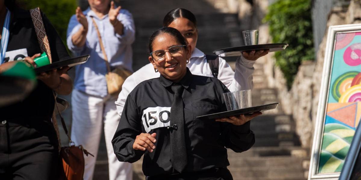 Guayaquil vivió la maratón de meseros en el Cerro Santa Ana