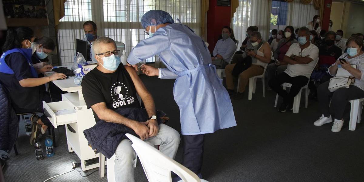 COVID-19: certificado de vacunación con tres dosis será obligatorio desde el lunes 18 de abril