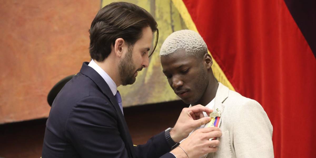 Moisés Caicedo, condecorado por la Asamblea Nacional