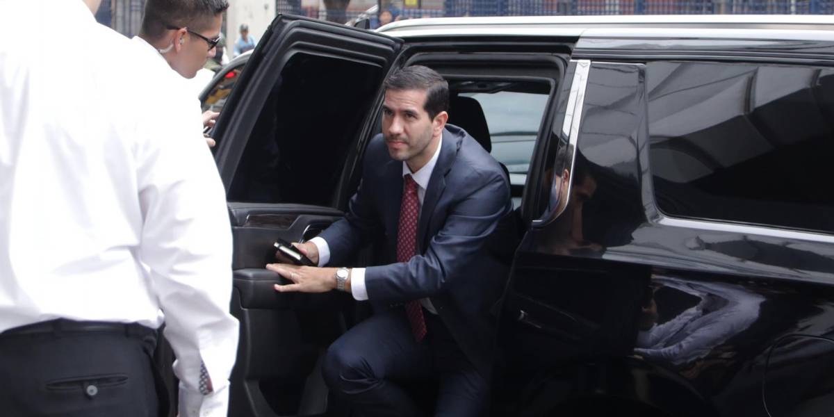 Imagen de archivo del ministro de Transporte, Roberto Luque, llegando a una reunión con el presidente Daniel Noboa.