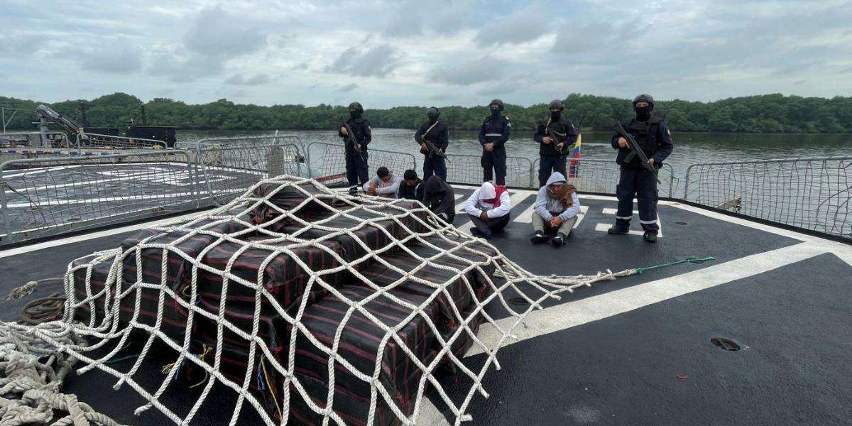 Cinco detenidos y 48 sacos de droga incautados en altamar, a 400 km de Santa Elena