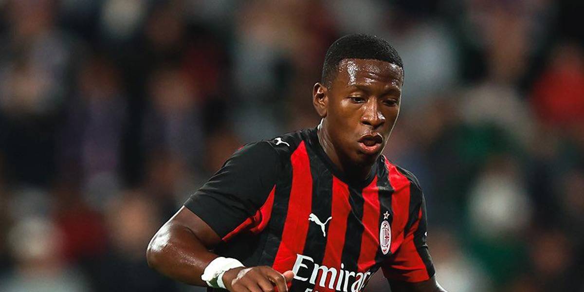 La broma del capitán del AC Milan a Pervis Estupiñán por su expulsión