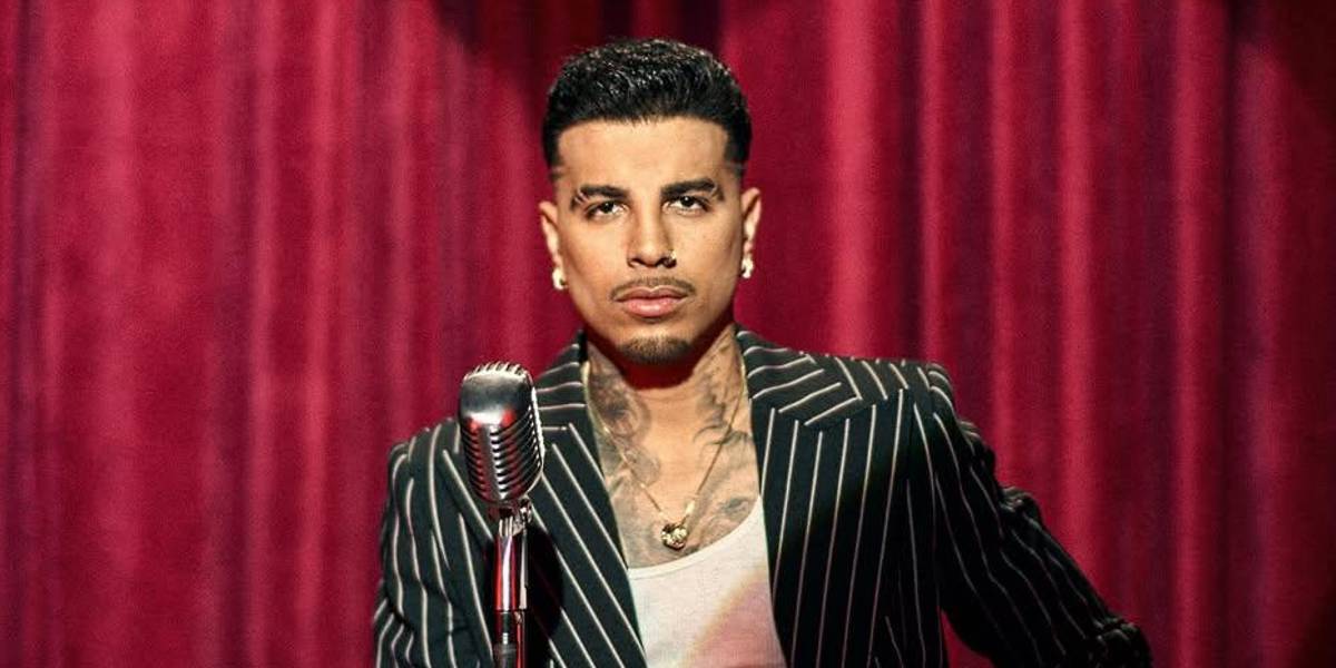 Rauw Alejandro sufre bochornoso accidente con su pantalón en pleno concierto y se lo toma con humor