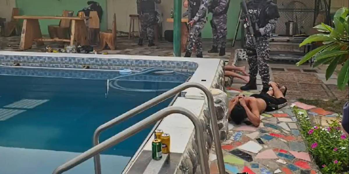Esmeraldas: Policía allanó una casa en Tonsupa y detuvo a seis presuntos terroristas