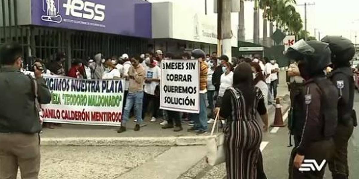 200 extrabajadores de empresa de limpieza reclaman pagos al IESS