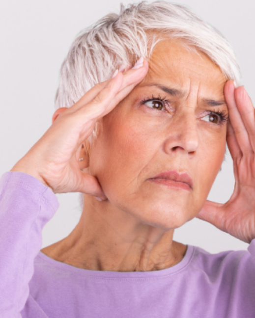 Imagen referencial. Mujer con dolor de cabeza, uno de los síntomas de la menopausia.