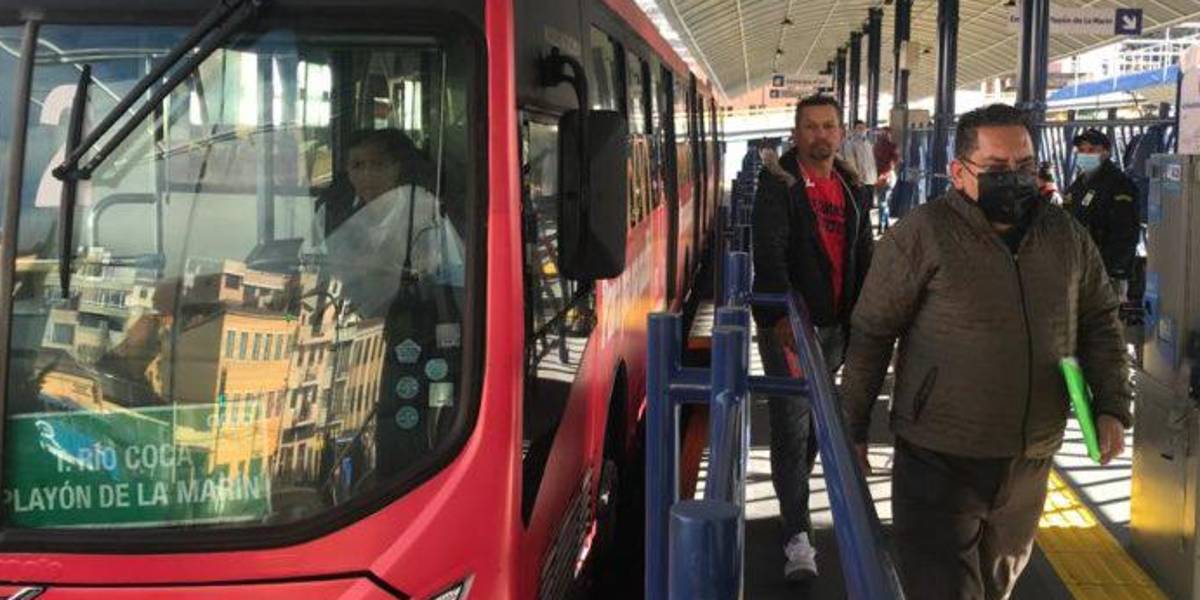 Quito: una chica se quedó dormida en la Ecovía y su anécdota se hizo viral en redes sociales