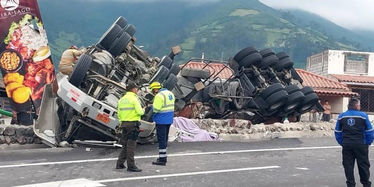 Una persona murió y otras dos resultaron heridas luego de que un tanquero de combustible se volcara en la Panamericana Sur, en Cajas