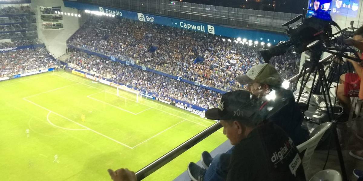 Periodistas deportivos se dan golpes en el palco de prensa del estadio de Emelec