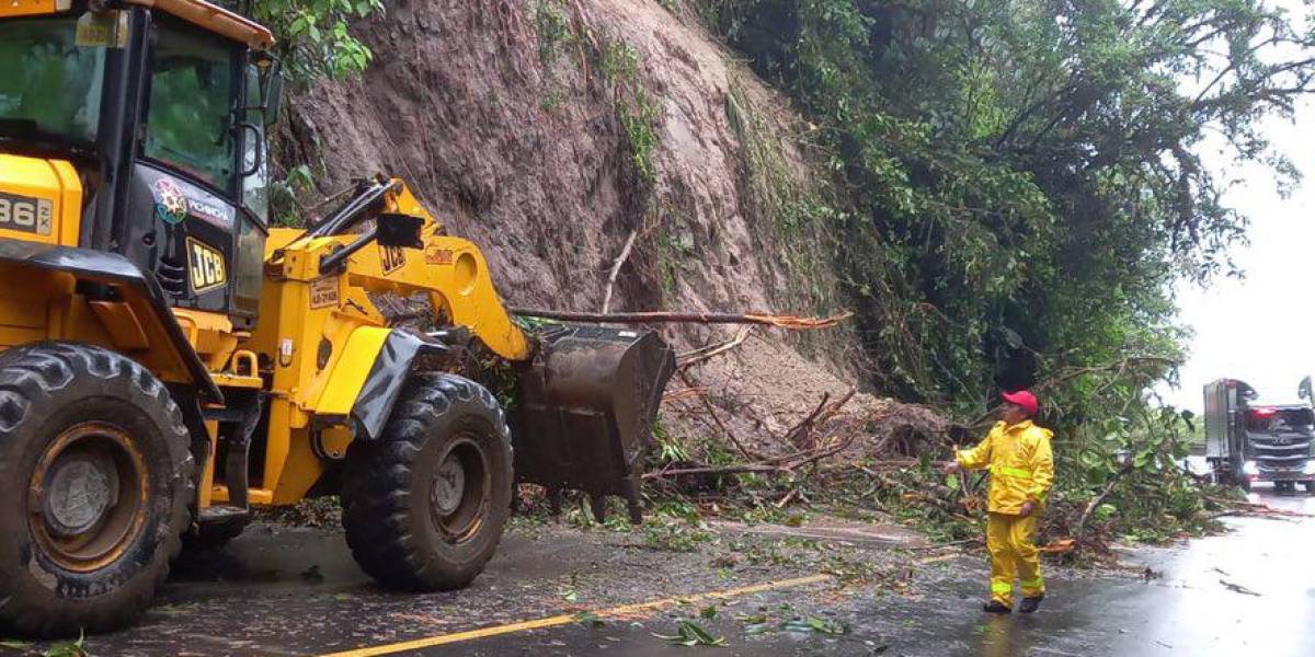 La vía Mitad del Mundo - Río Blanco está cerrada temporalmente tras un deslizamiento de tierra