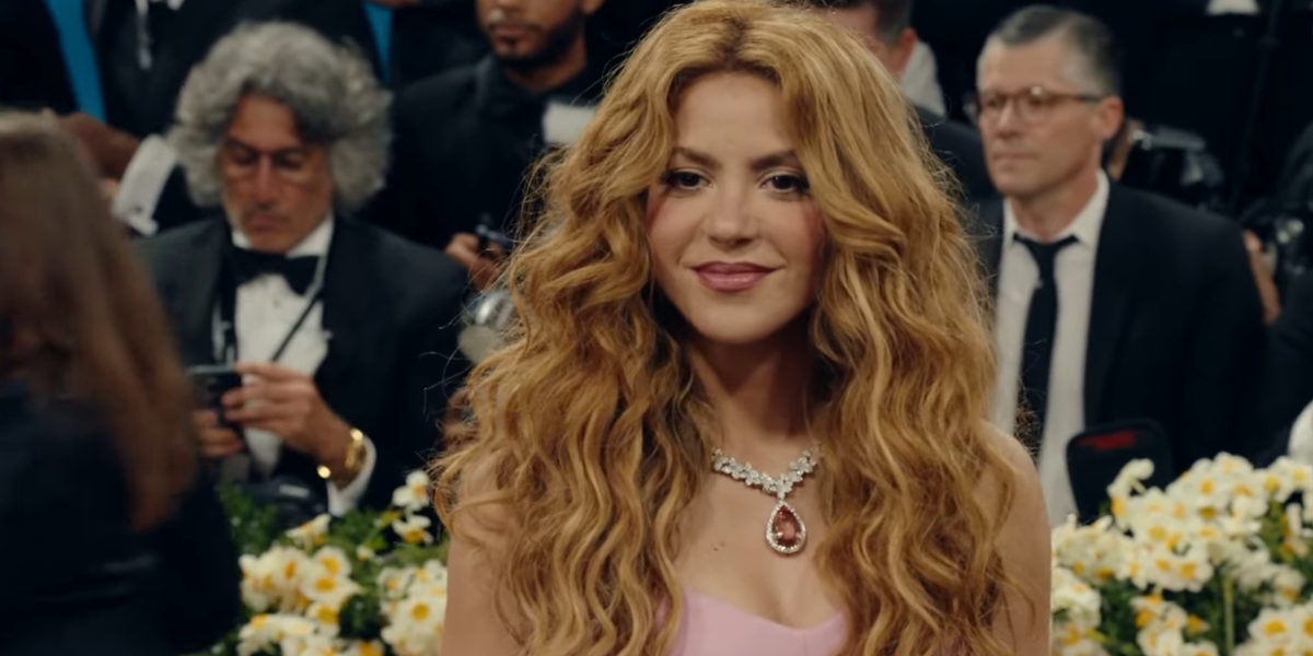 Shakira deslumbra en la MET Gala 2025 con un vestido rosa de transparencias que robó todas las miradas