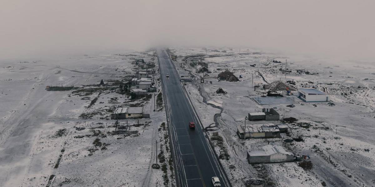 Se reporta caída de nieve en la vía Ambato-Guaranda, sector El Arenal