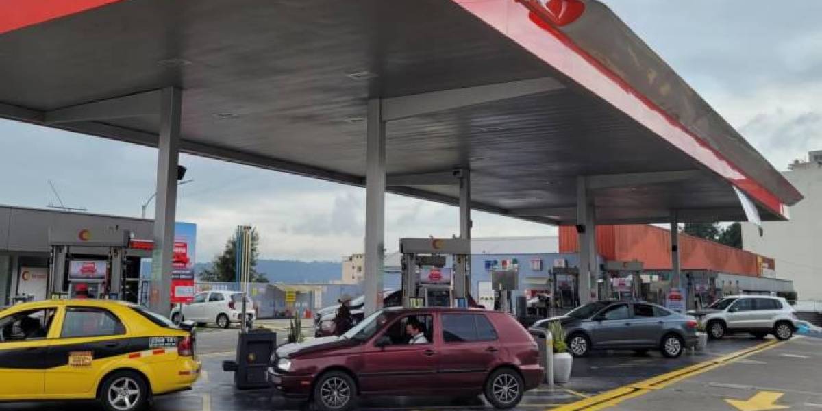 Gasolina Súper bajará de precio este mes, anuncia Petroecuador