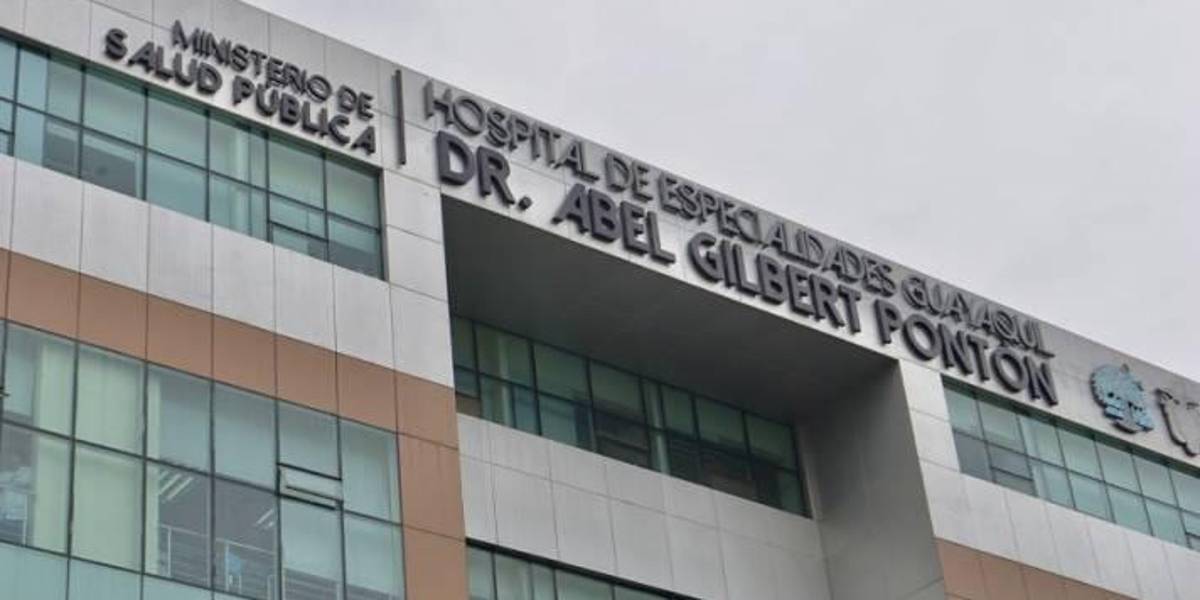 Personas acampan afuera del Abel Gilbert para correr a comprar medicinas para sus familiares hospitalizados