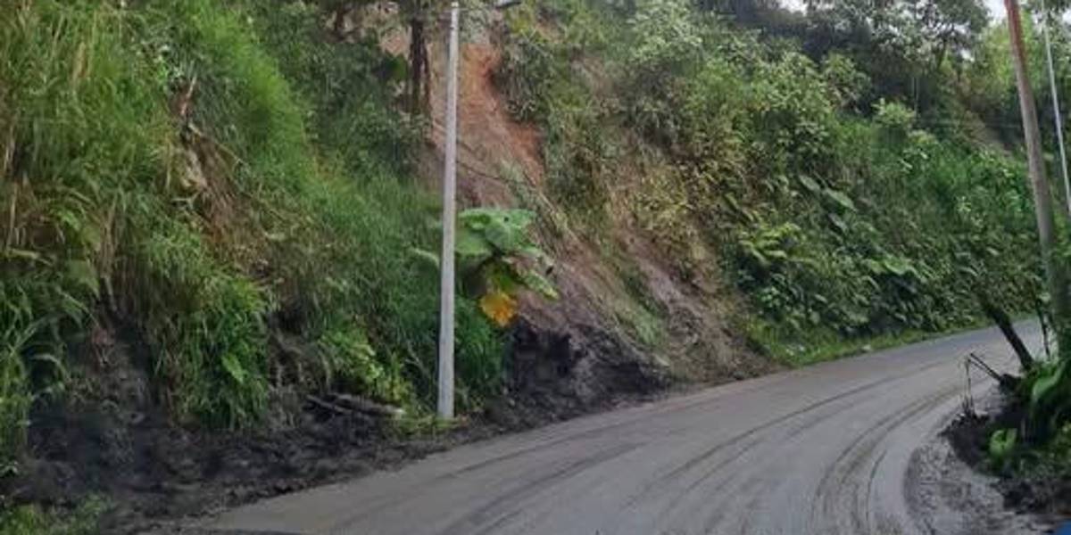 Pérdida de calzada en el kilómetro 1 de la vía Pacto - Pacto Loma La Delicia, en Pichincha