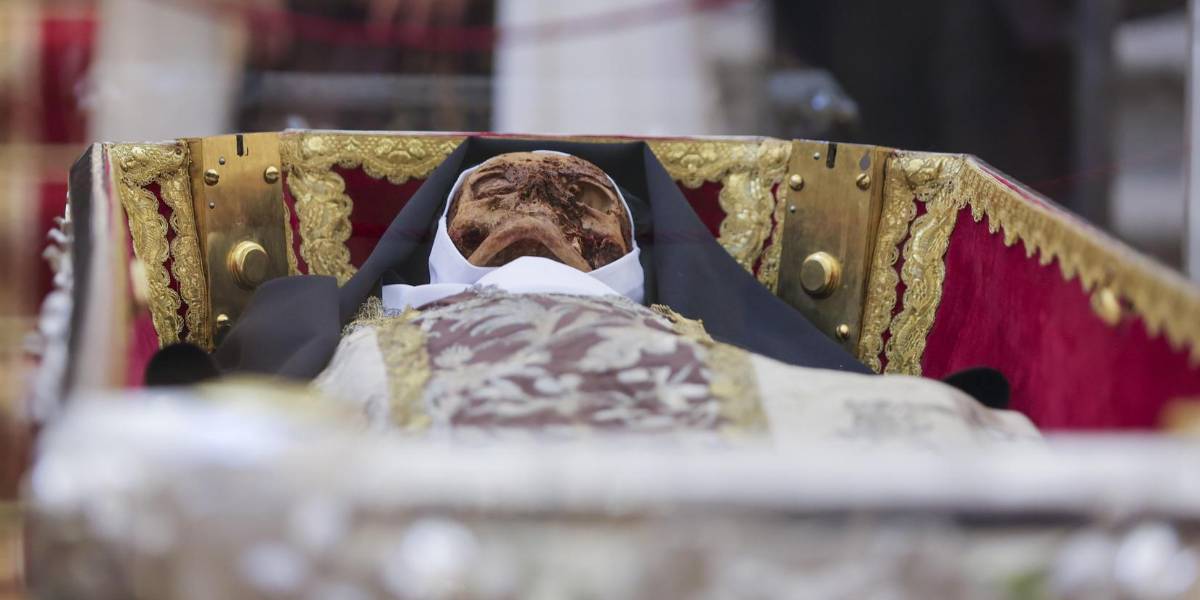 Fieles católicos veneran a Santa Teresa de Jesús con el sepulcro abierto en España