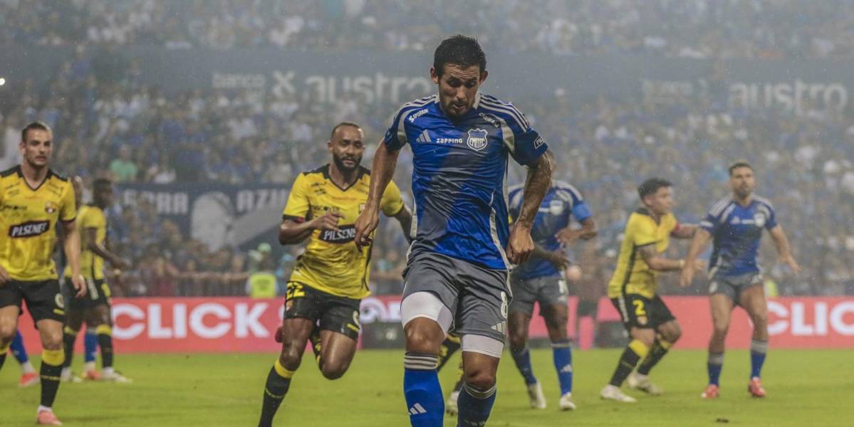 (VIDEO) Dos jugadores de Emelec evitaban que el plantel de Barcelona SC salga de la cancha