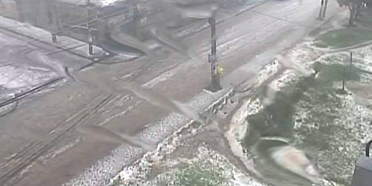 Una intensa lluvia con granizo caen sobre Quito la tarde de este domingo 9 de abril