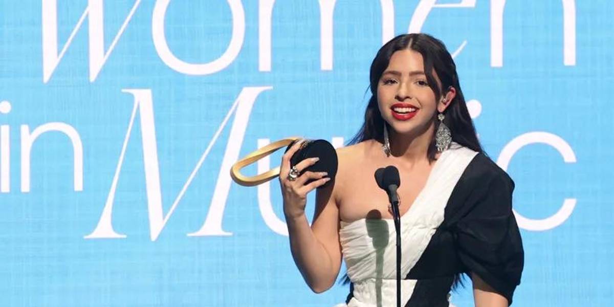 Ángela Aguilar se dirige a Cazzu en su discurso en los Billboard Women in Music 2025