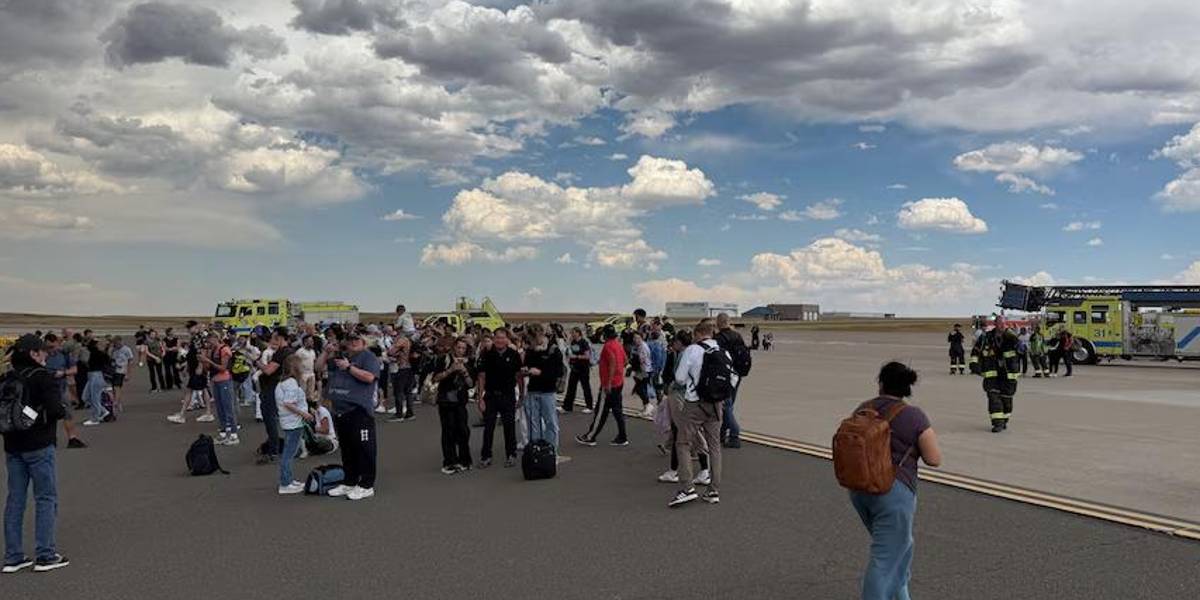 Video | Evacúan avión en Denver por un incendio antes del despegue