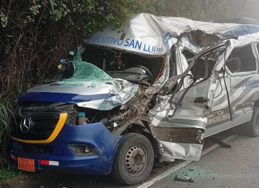 Bomberos de Cuenca, personal del Ministerio de Salud Pública (MSP) y uniformados de la Comisión de Tránsito del Ecuador (CTE) atendieron la emergencia.